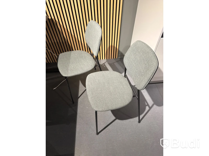 Akustikpanel, höj- och sänkbart skrivbord, kontorsstol, skärm, skåp samt 2 st. stolar