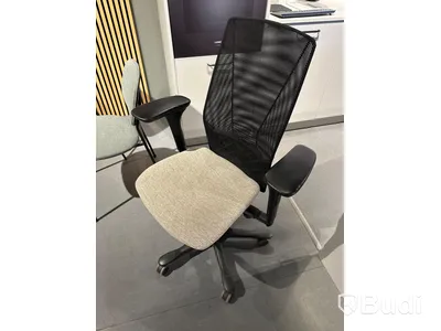 Akustikpanel, höj- och sänkbart skrivbord, kontorsstol, skärm, skåp samt 2 st. stolar