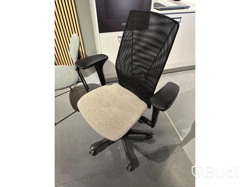 Akustikpanel, höj- och sänkbart skrivbord, kontorsstol, skärm, skåp samt 2 st. stolar
