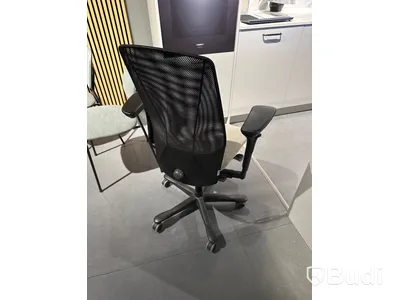 Akustikpanel, höj- och sänkbart skrivbord, kontorsstol, skärm, skåp samt 2 st. stolar