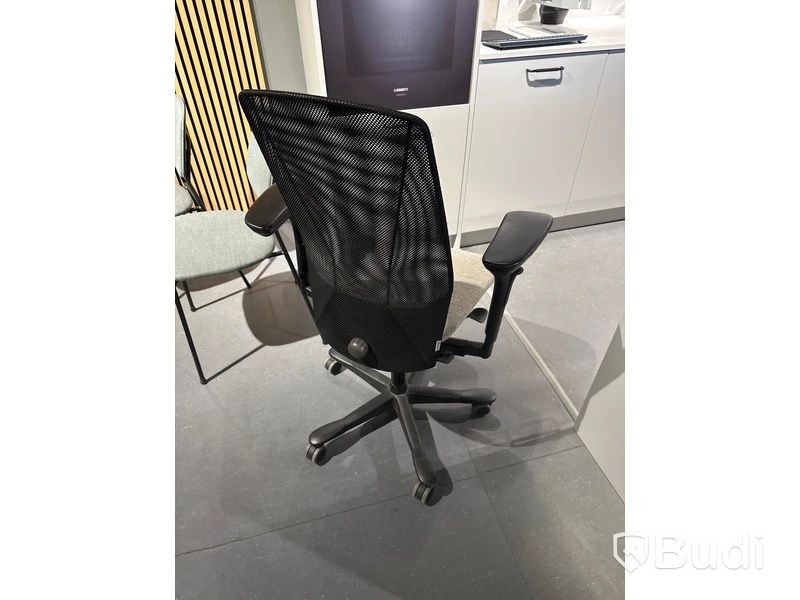 Akustikpanel, höj- och sänkbart skrivbord, kontorsstol, skärm, skåp samt 2 st. stolar