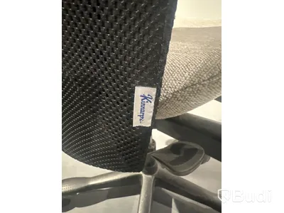 Akustikpanel, höj- och sänkbart skrivbord, kontorsstol, skärm, skåp samt 2 st. stolar