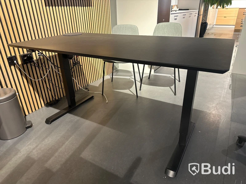 Akustikpanel, höj- och sänkbart skrivbord, kontorsstol, skärm, skåp samt 2 st. stolar