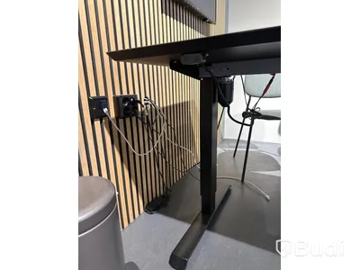 Akustikpanel, höj- och sänkbart skrivbord, kontorsstol, skärm, skåp samt 2 st. stolar