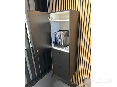Akustikpanel, höj- och sänkbart skrivbord, kontorsstol, skärm, skåp samt 2 st. stolar