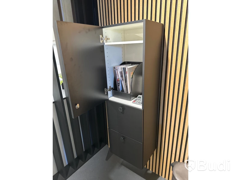 Akustikpanel, höj- och sänkbart skrivbord, kontorsstol, skärm, skåp samt 2 st. stolar