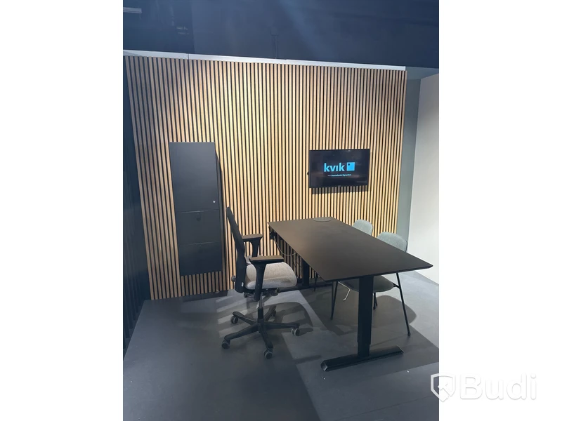 Akustikpanel, höj- och sänkbart skrivbord, kontorsstol, skärm, skåp samt 2 st. stolar