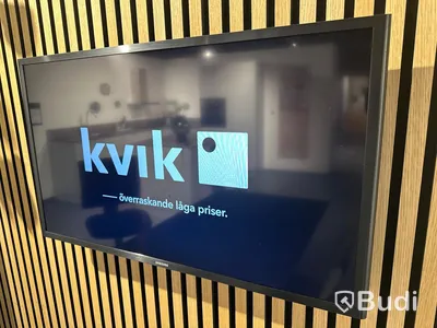 Akustikpanel, höj- och sänkbart skrivbord, kontorsstol, skärm, skåp samt 2 st. stolar