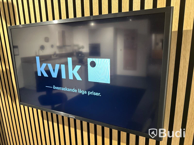 Akustikpanel, höj- och sänkbart skrivbord, kontorsstol, skärm, skåp samt 2 st. stolar
