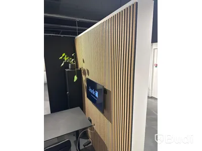 Akustikpanel, höj- och sänkbart skrivbord, kontorsstol, skärm, skåp samt 2 st. stolar