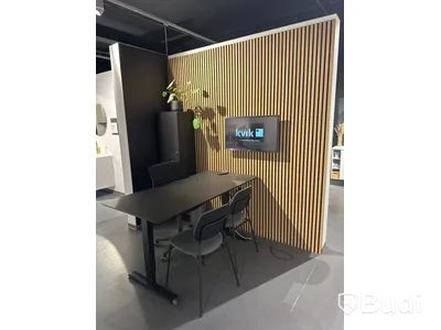 Akustikpanel, höj- och sänkbart skrivbord, kontorsstol, skärm, skåp samt 2 st. stolar
