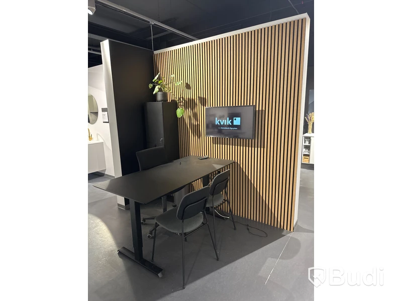 Akustikpanel, höj- och sänkbart skrivbord, kontorsstol, skärm, skåp samt 2 st. stolar