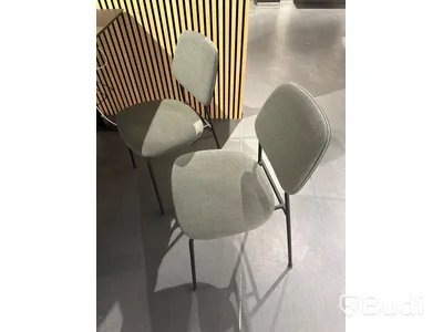 Akustikpanel, höj- och sänkbart skrivbord, kontorsstol, skärm, skåp samt 2 st. stolar