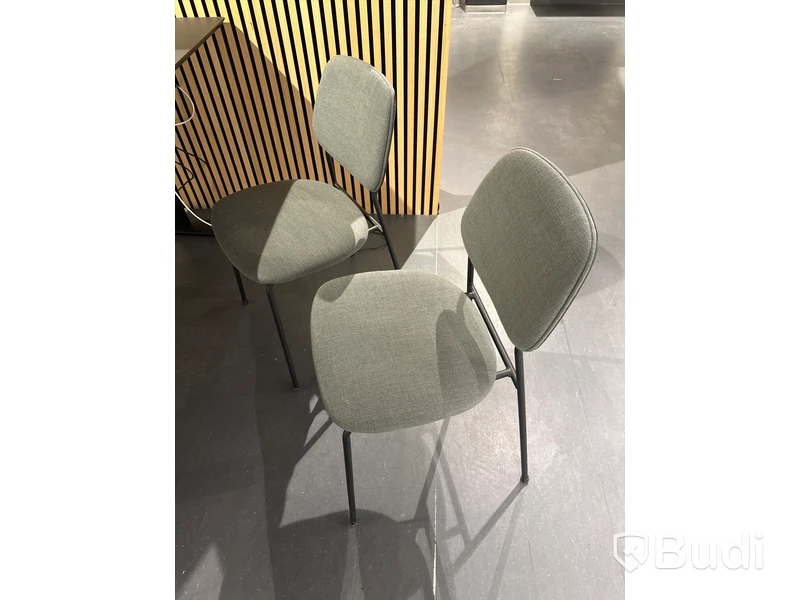 Akustikpanel, höj- och sänkbart skrivbord, kontorsstol, skärm, skåp samt 2 st. stolar