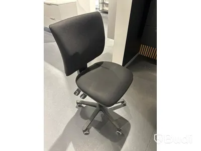 Akustikpanel, höj- och sänkbart skrivbord, kontorsstol, skärm, skåp samt 2 st. stolar