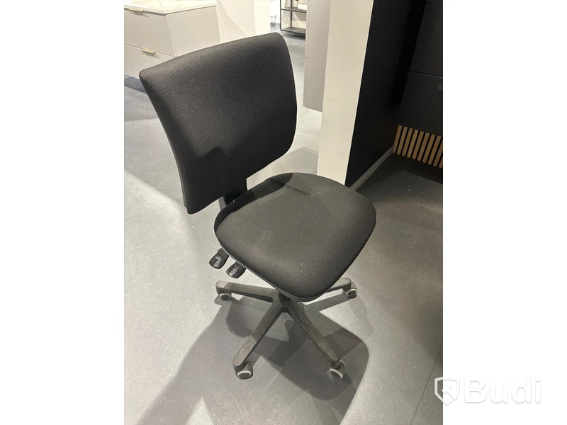 Akustikpanel, höj- och sänkbart skrivbord, kontorsstol, skärm, skåp samt 2 st. stolar