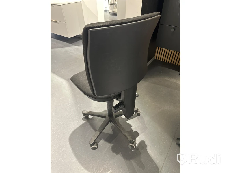 Akustikpanel, höj- och sänkbart skrivbord, kontorsstol, skärm, skåp samt 2 st. stolar