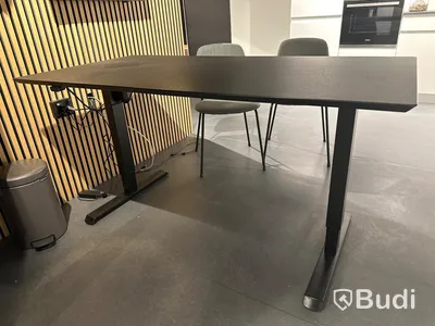 Akustikpanel, höj- och sänkbart skrivbord, kontorsstol, skärm, skåp samt 2 st. stolar