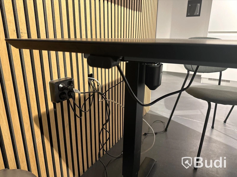 Akustikpanel, höj- och sänkbart skrivbord, kontorsstol, skärm, skåp samt 2 st. stolar