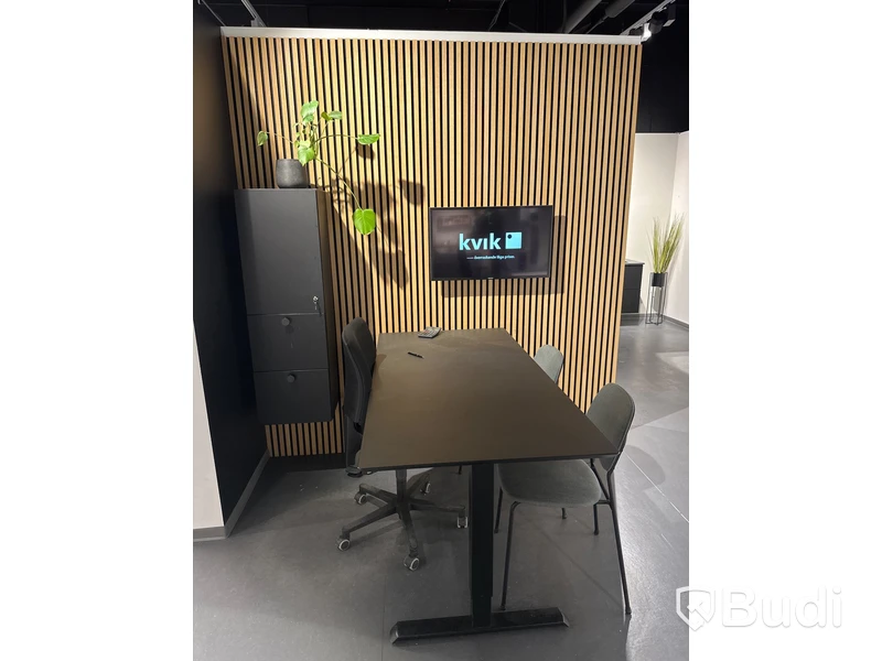 Akustikpanel, höj- och sänkbart skrivbord, kontorsstol, skärm, skåp samt 2 st. stolar