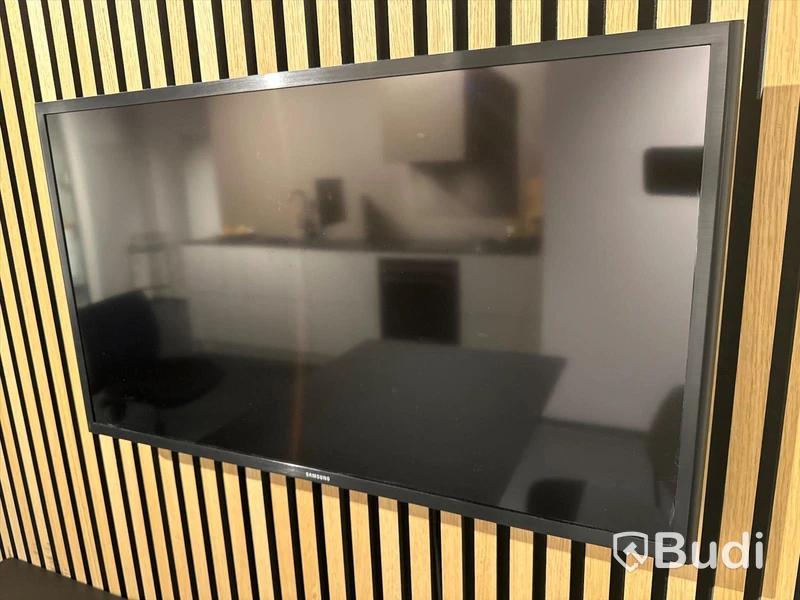 Akustikpanel, höj- och sänkbart skrivbord, kontorsstol, skärm, skåp samt 2 st. stolar