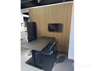 Akustikpanel, höj- och sänkbart skrivbord, kontorsstol, skärm, skåp samt 2 st. stolar