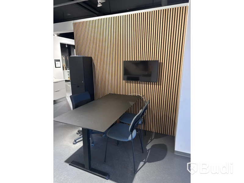 Akustikpanel, höj- och sänkbart skrivbord, kontorsstol, skärm, skåp samt 2 st. stolar
