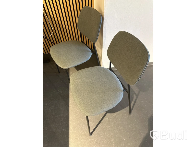 Akustikpanel, höj- och sänkbart skrivbord, kontorsstol, skärm, skåp samt 2 st. stolar