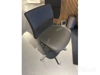 Akustikpanel, höj- och sänkbart skrivbord, kontorsstol, skärm, skåp samt 2 st. stolar