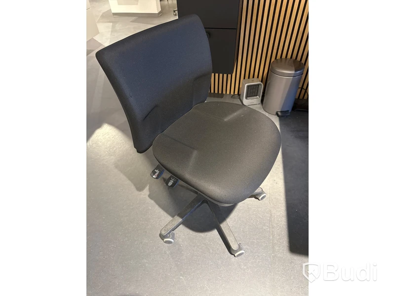 Akustikpanel, höj- och sänkbart skrivbord, kontorsstol, skärm, skåp samt 2 st. stolar