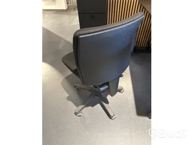 Akustikpanel, höj- och sänkbart skrivbord, kontorsstol, skärm, skåp samt 2 st. stolar