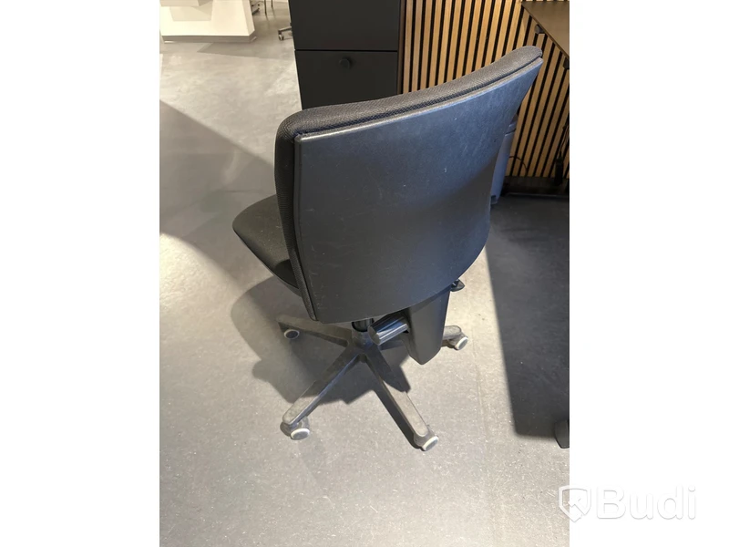 Akustikpanel, höj- och sänkbart skrivbord, kontorsstol, skärm, skåp samt 2 st. stolar