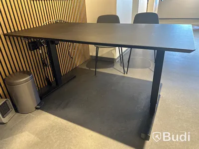 Akustikpanel, höj- och sänkbart skrivbord, kontorsstol, skärm, skåp samt 2 st. stolar