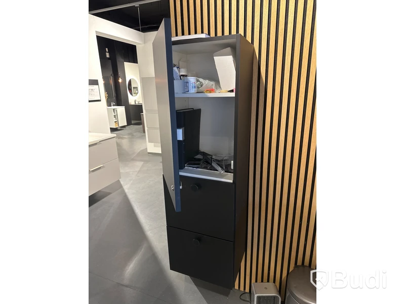 Akustikpanel, höj- och sänkbart skrivbord, kontorsstol, skärm, skåp samt 2 st. stolar