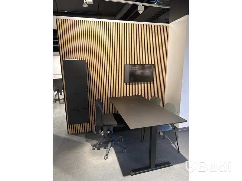 Akustikpanel, höj- och sänkbart skrivbord, kontorsstol, skärm, skåp samt 2 st. stolar