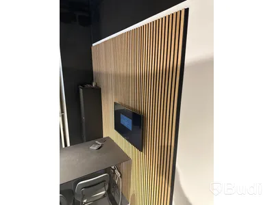 Akustikpanel, höj- och sänkbart skrivbord, kontorsstol, skärm, skåp samt 2 st. stolar