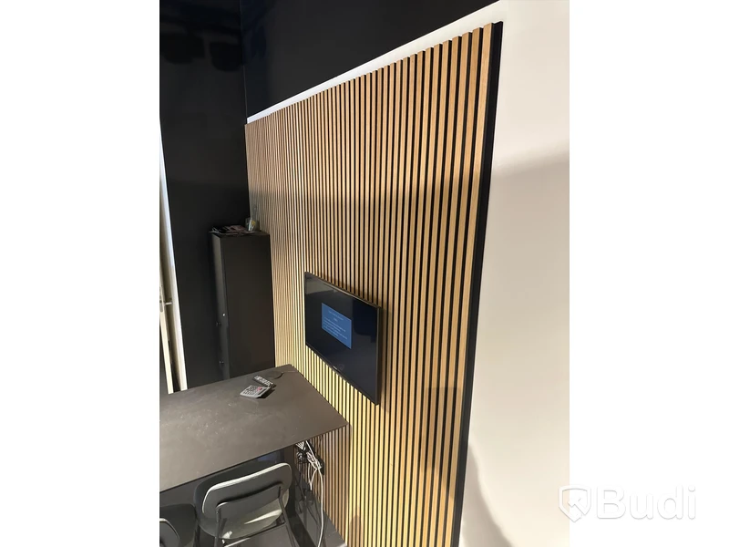 Akustikpanel, höj- och sänkbart skrivbord, kontorsstol, skärm, skåp samt 2 st. stolar