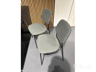 Akustikpanel, höj- och sänkbart skrivbord, kontorsstol, skärm, skåp samt 2 st. stolar