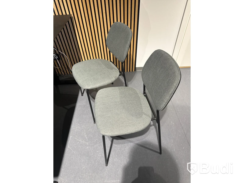 Akustikpanel, höj- och sänkbart skrivbord, kontorsstol, skärm, skåp samt 2 st. stolar