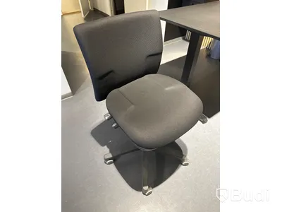 Akustikpanel, höj- och sänkbart skrivbord, kontorsstol, skärm, skåp samt 2 st. stolar