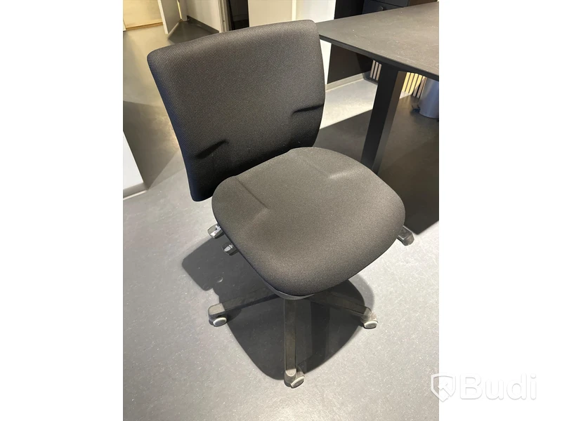 Akustikpanel, höj- och sänkbart skrivbord, kontorsstol, skärm, skåp samt 2 st. stolar