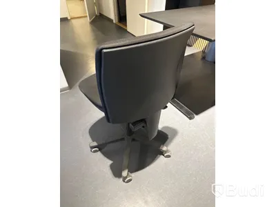 Akustikpanel, höj- och sänkbart skrivbord, kontorsstol, skärm, skåp samt 2 st. stolar