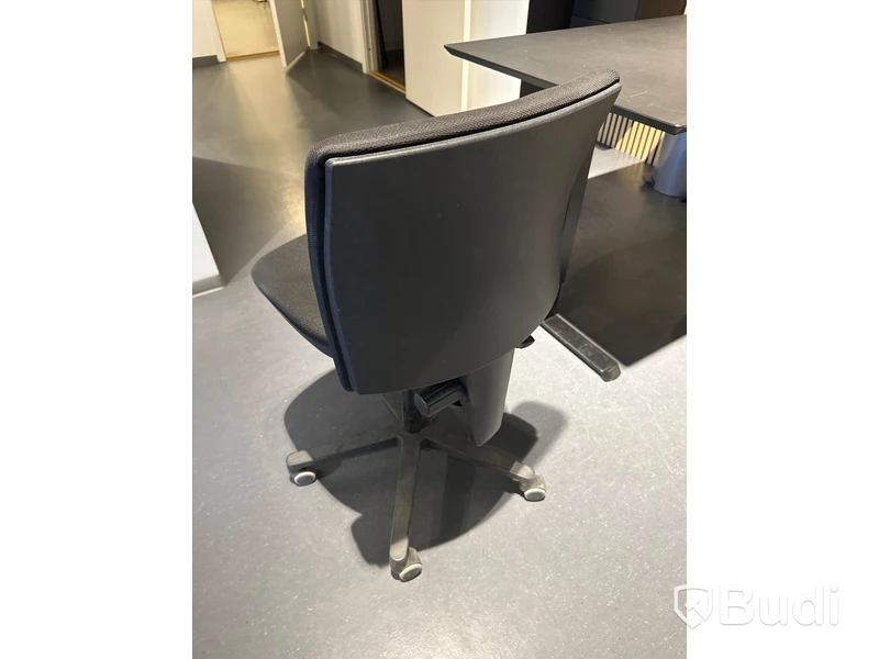 Akustikpanel, höj- och sänkbart skrivbord, kontorsstol, skärm, skåp samt 2 st. stolar