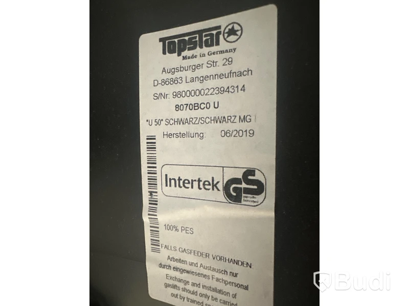 Akustikpanel, höj- och sänkbart skrivbord, kontorsstol, skärm, skåp samt 2 st. stolar