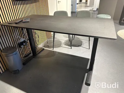 Akustikpanel, höj- och sänkbart skrivbord, kontorsstol, skärm, skåp samt 2 st. stolar