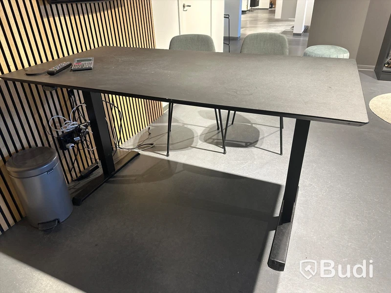 Akustikpanel, höj- och sänkbart skrivbord, kontorsstol, skärm, skåp samt 2 st. stolar