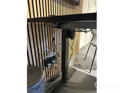 Akustikpanel, höj- och sänkbart skrivbord, kontorsstol, skärm, skåp samt 2 st. stolar