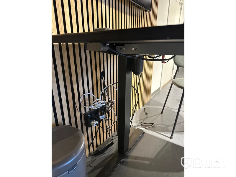 Akustikpanel, höj- och sänkbart skrivbord, kontorsstol, skärm, skåp samt 2 st. stolar