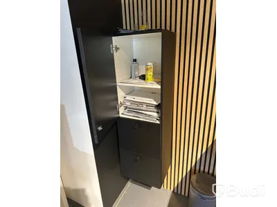 Akustikpanel, höj- och sänkbart skrivbord, kontorsstol, skärm, skåp samt 2 st. stolar