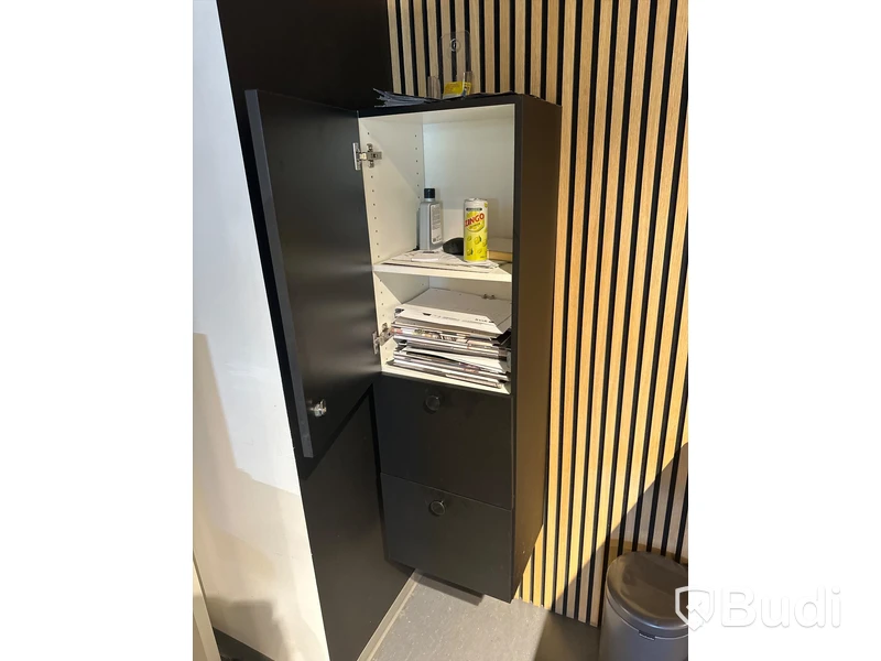 Akustikpanel, höj- och sänkbart skrivbord, kontorsstol, skärm, skåp samt 2 st. stolar